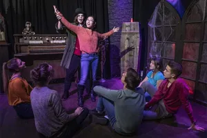Unsere professionellen Schauspieler erklären Ihren Schülern, worauf es ankommt: Auf die richtige Körperhaltung beispielsweise!